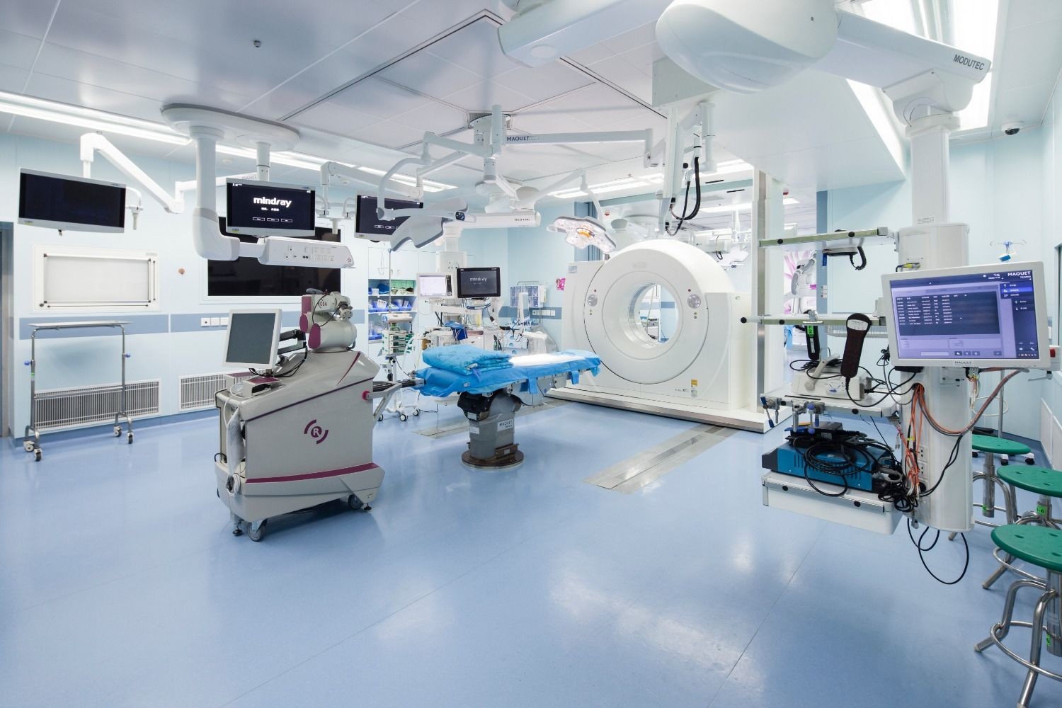 ROSA神经外科手术机器人定位高效、精准、微创、疗效确切，患者无需开颅，术后恢复快。