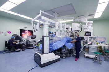 第四代达芬奇IS4000手术机器人全球最先进的手术机器人，裸眼3D、精准、灵活、损伤小，降低手术风险，实现对患者的精准手术治疗。