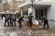 维修中心职工除冰保畅通安全