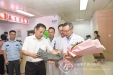 医师节专题：院领导向临床一线医师敬献鲜花
