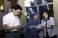 王晖处长、柳春杰书记观看前援坦医疗队员曹善春1973年援坦照片