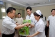 端午节卫生厅领导慰问心连心病房的四川伤员和医护人员组图（03）