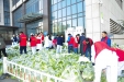 医院组织职工进行“爱心黄金白菜”义卖活动