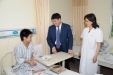 5月30日下午，山东大学展涛校长在袭燕院长的陪同下，亲切看望住在心连心病房的四川地震受伤的杨万波小同学