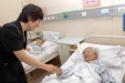 5月30日王随莲副省长在山东省千佛山医院心连心病房看望四川什邡市洛水镇63岁的白素华