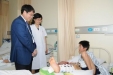 5月30日下午，山东大学展涛校长在心连心病房看望杨万波小伤员