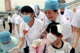 机场检查伤员病情