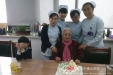 四十四病区医护人员为患者庆祝生日
