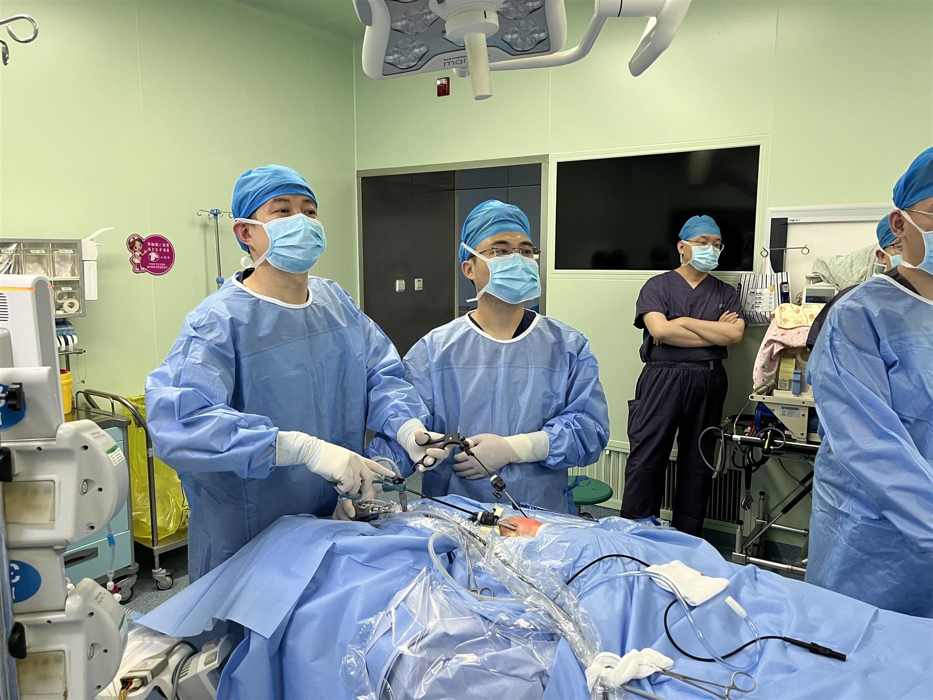 小儿外科完成新生儿胸腔镜下膈疝修补术一例