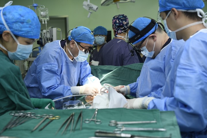 精诚仁术打造“心”希望——山一大一附院（省千佛山医院）同日开展两台人工心脏植入术