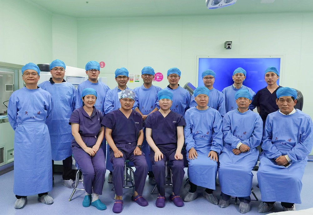 医院胸外科组织“达芬奇”手术机器人学习观摩活动