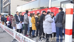 职工积极参加无偿献血活动