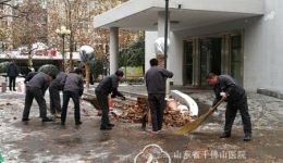 维修中心职工除冰保畅通安全