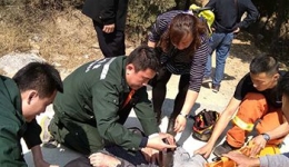 老人因高血压晕倒，120与消防官兵接力施救