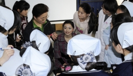 工会近日组织职工进行化妆培训活动