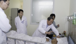 张庆林教授于我院神经外科进行查房指导