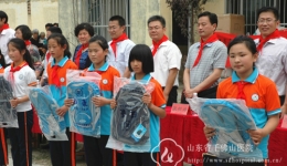 “第一书记”工作组组织庆六一爱心助学活动