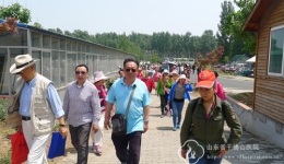 离退处组织退休人员180人近郊游