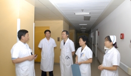 张成琪副院长等在门诊综合楼进行迎奥运安全大检查