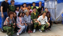 6月24日来自第三批抗震救灾医疗队与灾区群众在一起组图（05）