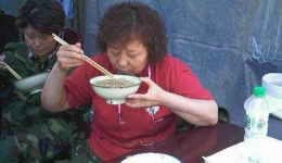 来自第三批抗震救灾医疗队组图（06）