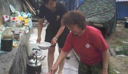 来自第三批抗震救灾医疗队组图（11）