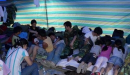 6月24日来自第三批抗震救灾医疗队与灾区群众在一起组图（03）