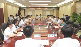 “白大褂是一辈子的情侣装”，医院召开庆祝中国医师节“双医家庭”座谈会