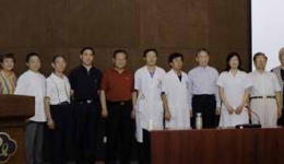 6月19日山东燕山书画院慰问我院抗震救灾医务工作者笔会组图（02）