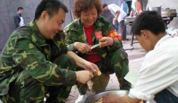 来自第三批抗震救灾医疗队组图（13）