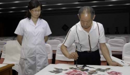 6月19日山东燕山书画院慰问我院抗震救灾医务工作者笔会组图（06）