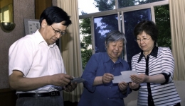 王晖处长、柳春杰书记观看前援坦医疗队员曹善春1973年援坦照片