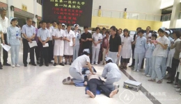 门诊进行患者突发晕倒（心跳呼吸骤停）应急预案演练