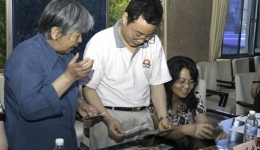 前援坦医疗队员曹善春向刘昕生大使介绍当年援坦情况