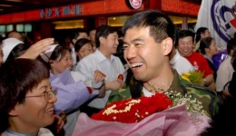 2008年6月8日第三批医疗队胜利凯旋组图（02）