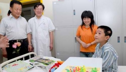 端午节卫生厅领导慰问心连心病房的四川伤员和医护人员组图（02）