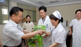 端午节卫生厅领导慰问心连心病房的四川伤员和医护人员组图（03）
