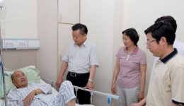 端午节卫生厅领导慰问心连心病房的四川伤员和医护人员组图（04）
