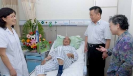 端午节卫生厅领导慰问心连心病房的四川伤员和医护人员组图（05）