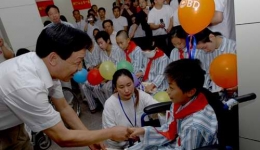 千佛山医院与四川小伤员共渡六一儿童节组图（07）
