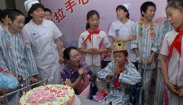 千佛山医院与四川小伤员共渡六一儿童节组图（09）