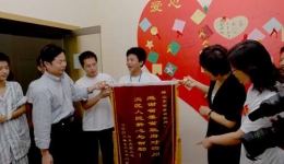 王随莲副省长在我院心连心病房门外接受四川病员们及家属赠送的锦旗