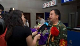 第一批赴四川抗震救灾医疗队队员刘爱武主任在机场接受省电视台采访