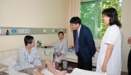 5月30日下午，山东大学展涛校长在心连心病房与赵昌盛、王宇两位小朋友亲切交谈，祝愿早日康复重返校园