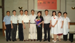 省卫生厅领导来我院慰问抗震救灾队员家属，我院职工卞卫英同志