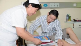 5月30日下午，护理部曹允芳部长为心连心病房赵昌盛小朋友赠送书籍