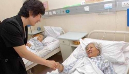 5月30日王随莲副省长在山东省千佛山医院心连心病房看望四川什邡市洛水镇63岁的白素华