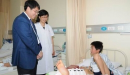 5月30日下午，山东大学展涛校长在心连心病房看望杨万波小伤员
