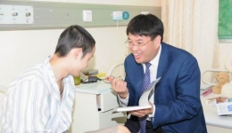 5月30日下午，山东大学展涛校长在心连心病房为赵昌盛小朋友签字留言