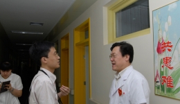 于振海副院长在心连心病房接受齐鲁晚报记者采访介绍入住我院8位四川受伤同学病情